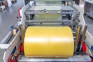 plast rulla på en maskin för de produktion av polyeten påsar foto