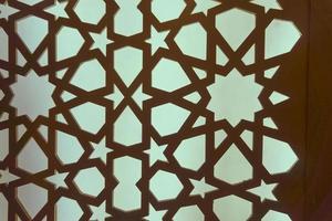 silhuett av laser skära mall panel med grön ljus. arab dekorativ panel uppsättning. silhuett eller bakgrundsbelysning prydnad för bakgrund. foto