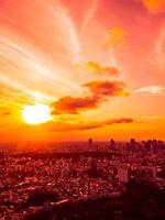 Flygfoto över Tokyo stad vid solnedgången foto