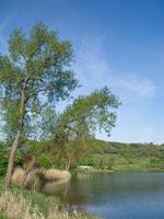 vulkan sjö kallad schalkenmehrener maar, eifel, tyskland foto