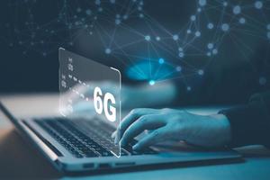 global nätverk förbindelse 6g på hand företag man.global nätverk förbindelse 6g med ikon begrepp, teknologi nätverk trådlös system och internet av saker, ny teknik kommande upp i de framtida. foto