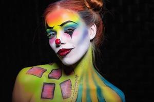 trevlig ung kvinna med en ansikte målning clown foto