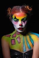 fundersam kvinna med en kropp konst clown foto