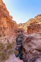 vackra röda klippformationer i petra, jordanien foto