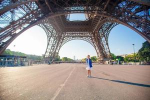 liten flicka i främre av de eiffel torn, paris - Frankrike foto