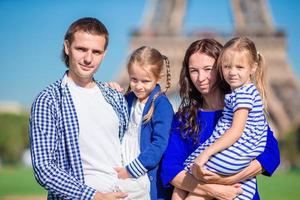 familj i främre av de eiffel torn, paris - Frankrike foto