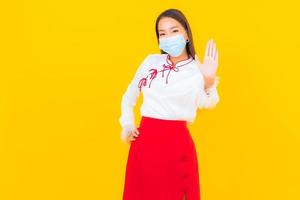 ung asiatisk kvinna som bär mask