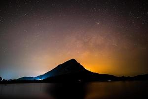 stjärnhimmel över ett berg foto