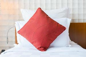 säng med en röd kudde foto