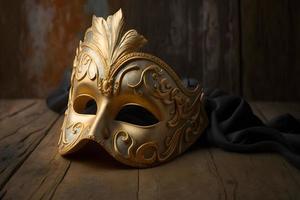 gyllene venetian mask på en trä- tabell foto