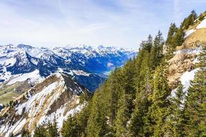 sikt på vackra schweiziska alperna sett från Mount Stanserhorn, Schweiz foto