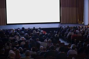 Moskva, Ryssland, 2020 - publiken sitter framför en tom scen med en tom vit skärm foto