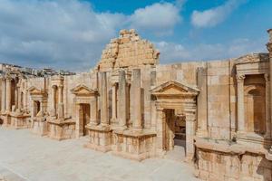 södra teatern i den antika romerska staden Gerasa, Jordanien foto