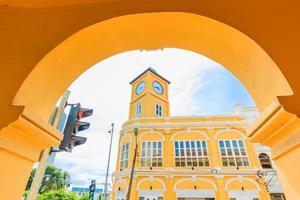restaurerat chino-portugisiskt klocktorn i phuket gamla stad, thailand