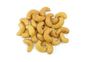 lugg av cashewnötter nöt på vit bakgrund foto