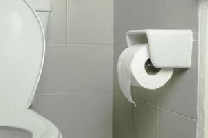 stänga upp toalett papper i badrum foto