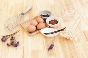 topp se bakning förberedelse på trä- bord, bakning Ingredienser. skål, ägg och mjöl, rullande stift och äggskal på trä- tavla, bakning begrepp foto