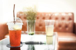 iced honung citron- te på de tabell i Kafé med copy-space, sommar drycker med is foto
