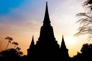 silhuett av wat yai chai mong khol tempel av ayuthaya provins solnedgång ayutthaya historisk parkera på thailand foto