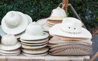 handgjort hattar vävd från bambu hattar arrangemang på marknadsföra hand hantverk affär foto