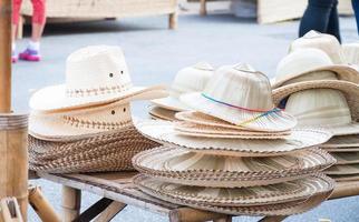 handgjort hattar vävd från bambu hattar arrangemang på marknadsföra hand hantverk affär foto