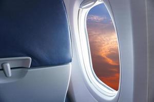 se från flygplan fönster, utsikt solnedgång eller azurblå himmel och moln från fönster av flygplan foto