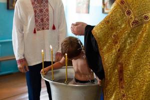 ortodox dop av en vitryska barn i en kyrka. foto