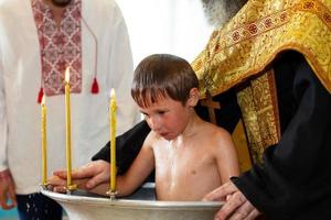ortodox dop av en vitryska barn i en kyrka. foto