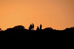 silhuetter vid solnedgången foto