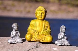 små buddha siffror på en sten foto