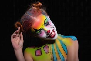 leende lady med en ansikte målning clown foto