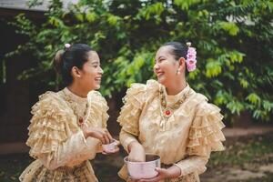 porträtt skön kvinnor i songkran festival med thai traditionell kostym foto