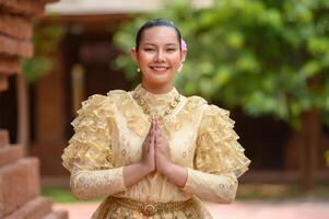 porträtt skön kvinna i songkran festival med thai traditionell kostym foto