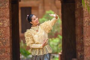 ung skön kvinna utgör i thai dans i songkran festival foto