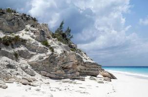 halv måne cay ö eroderade stenar och en strand foto