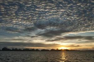 solnedgång på underbar turkos tropisk paradis bakgrund foto