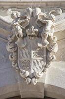 medeltida bas lättnad rosett emblem foto