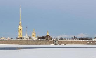 Peter och paul katedral i de Peter och paul fästning på en solig februari dag. Sankt Petersburg, ryssland foto