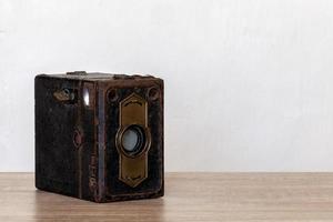 årgång låda kamera på en trä- skrivbord foto