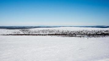 trevlig landskap med snö, skog och Nej bergen foto