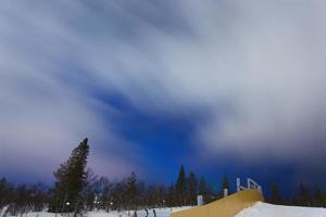 moln rör på sig på natt i lappland foto