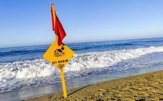 röd flagga simning förbjuden hög vågor i puerto escondido Mexiko. foto