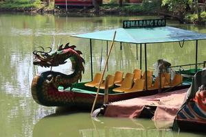 semarang, december 2022.drake båt till gå runt om de sjö i de Zoo till ser pelikaner foto