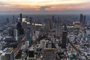 bangkok stadsbild topp se och Chaophraya flod i skymning tid. civilisation stad resande och turism destination med kopia Plats. foto