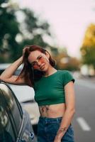 skön modern ung kvinna i glasögon Framställ nära bil foto
