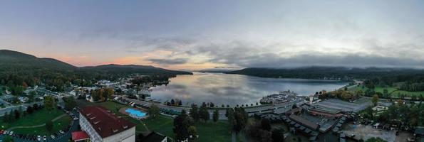 panorama- se av de bukt i sjö george, ny york på gryning. foto