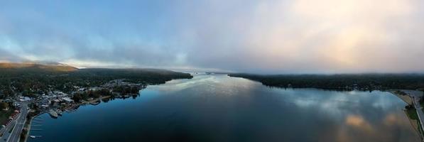 panorama- se av de bukt i sjö george, ny york på gryning. foto