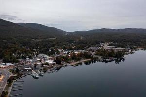 antenn se av de stad av sjö george, ny york i de tidigt morgon. foto