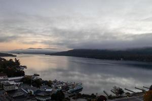 panorama- se av de bukt i sjö george, ny york på gryning. foto