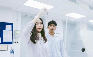 två ung vetenskapsmän öppen centrifug i medicinsk laboratorium foto